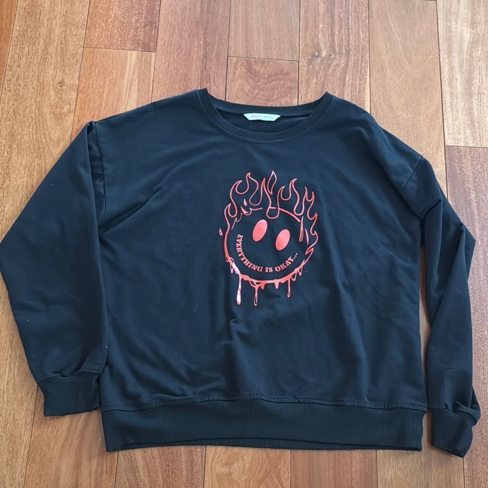 ROMWE Black and Red Crewneck Sweater with Graphic Design size M